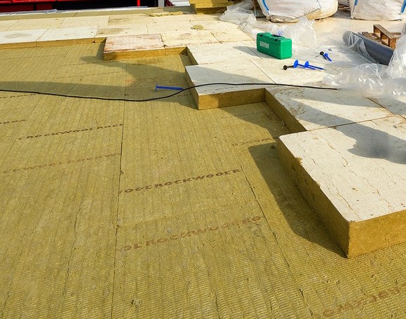 Dakisolatie met rotswolplaten aangebracht op een dak door T-ROOF voor een lagere energiefactuur